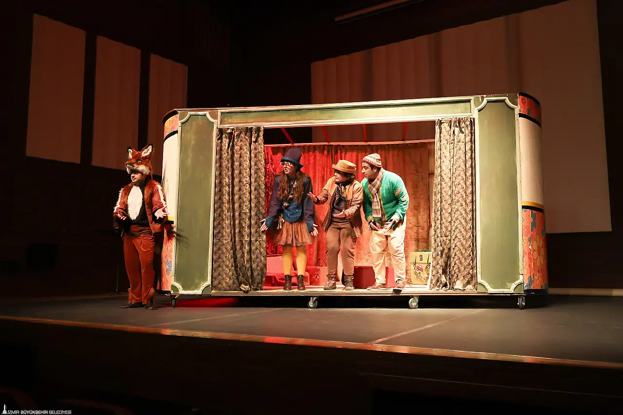 İzmir'de çocuklar Göbeklitepe'nin gizemini sahne üzerinde keşfetti