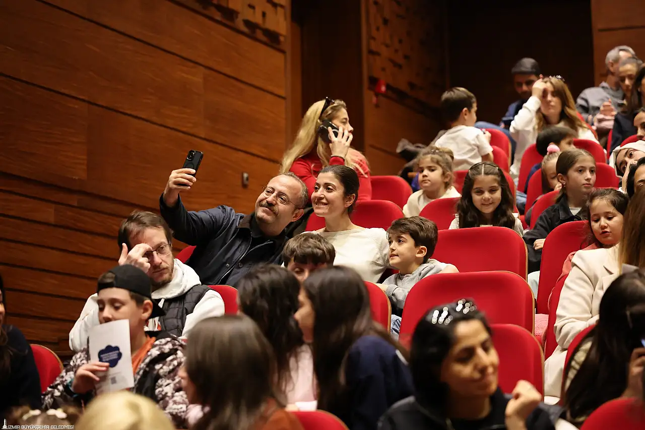 İzmir'de çocuklar Göbeklitepe'nin gizemini sahne üzerinde keşfetti