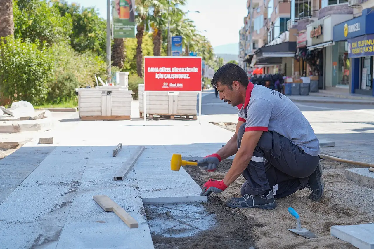 Gaziemir'de altyapı atağı: 32 bin metrekarelik yol ve kaldırım yenilendi