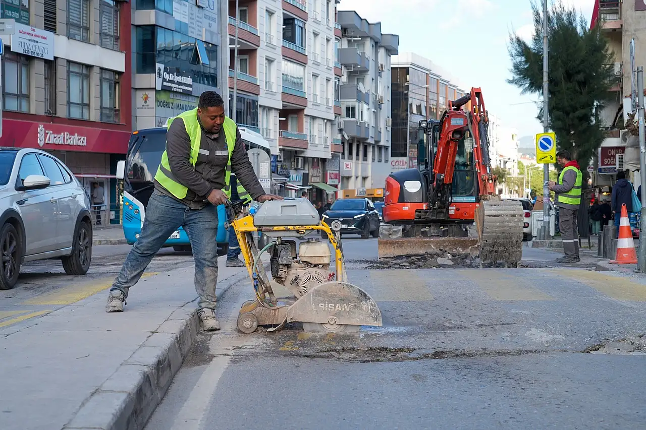 Gaziemir'de altyapı atağı: 32 bin metrekarelik yol ve kaldırım yenilendi