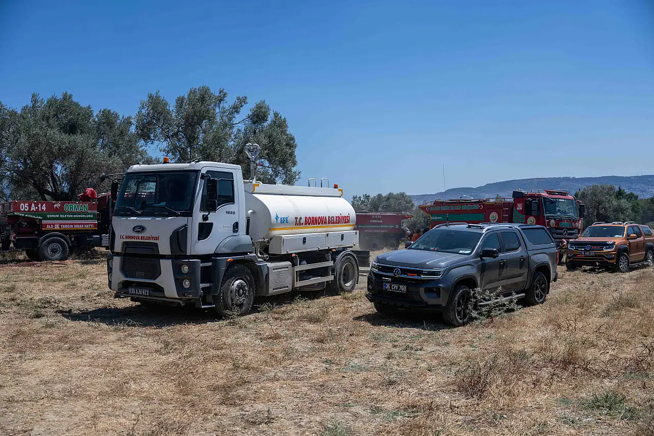 Bornova'da korkutan yangın: Ekipler anında müdahale etti