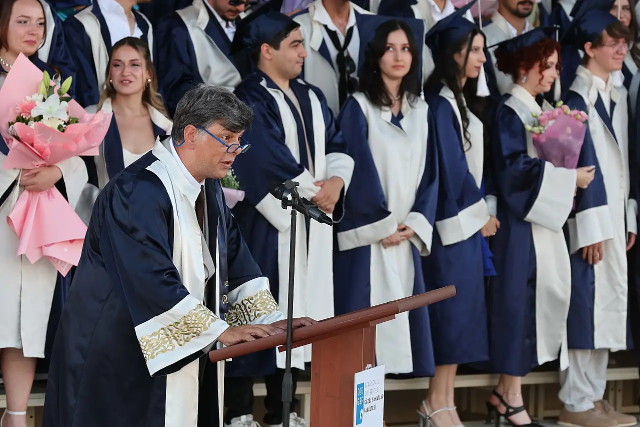 DEÜ mezuniyetinde dikkat çeken an: Başkan Tugay eşine çiçek verdi