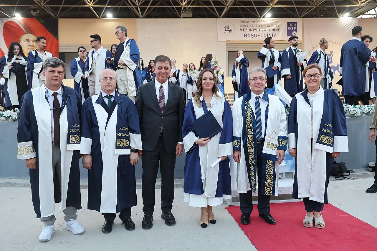 DEÜ mezuniyetinde dikkat çeken an: Başkan Tugay eşine çiçek verdi