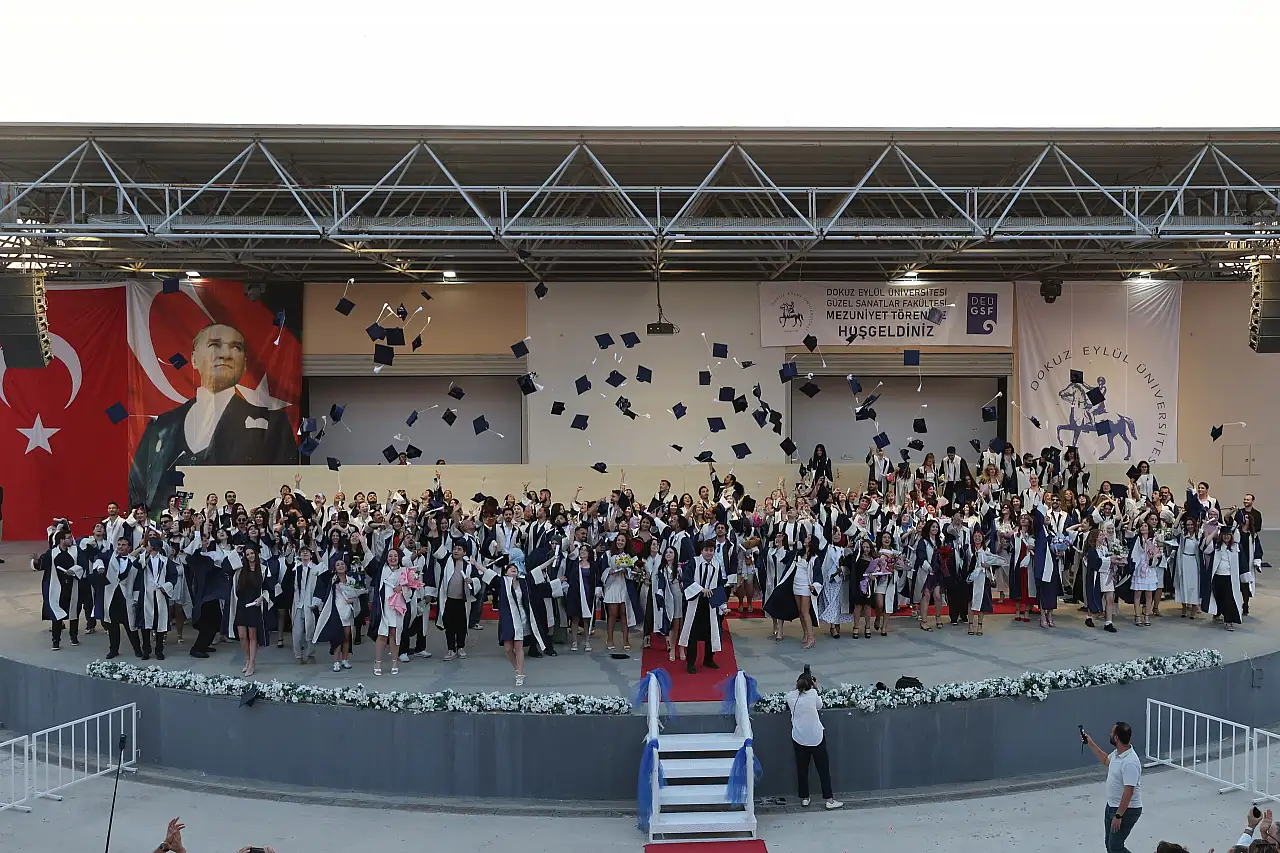DEÜ mezuniyetinde dikkat çeken an: Başkan Tugay eşine çiçek verdi