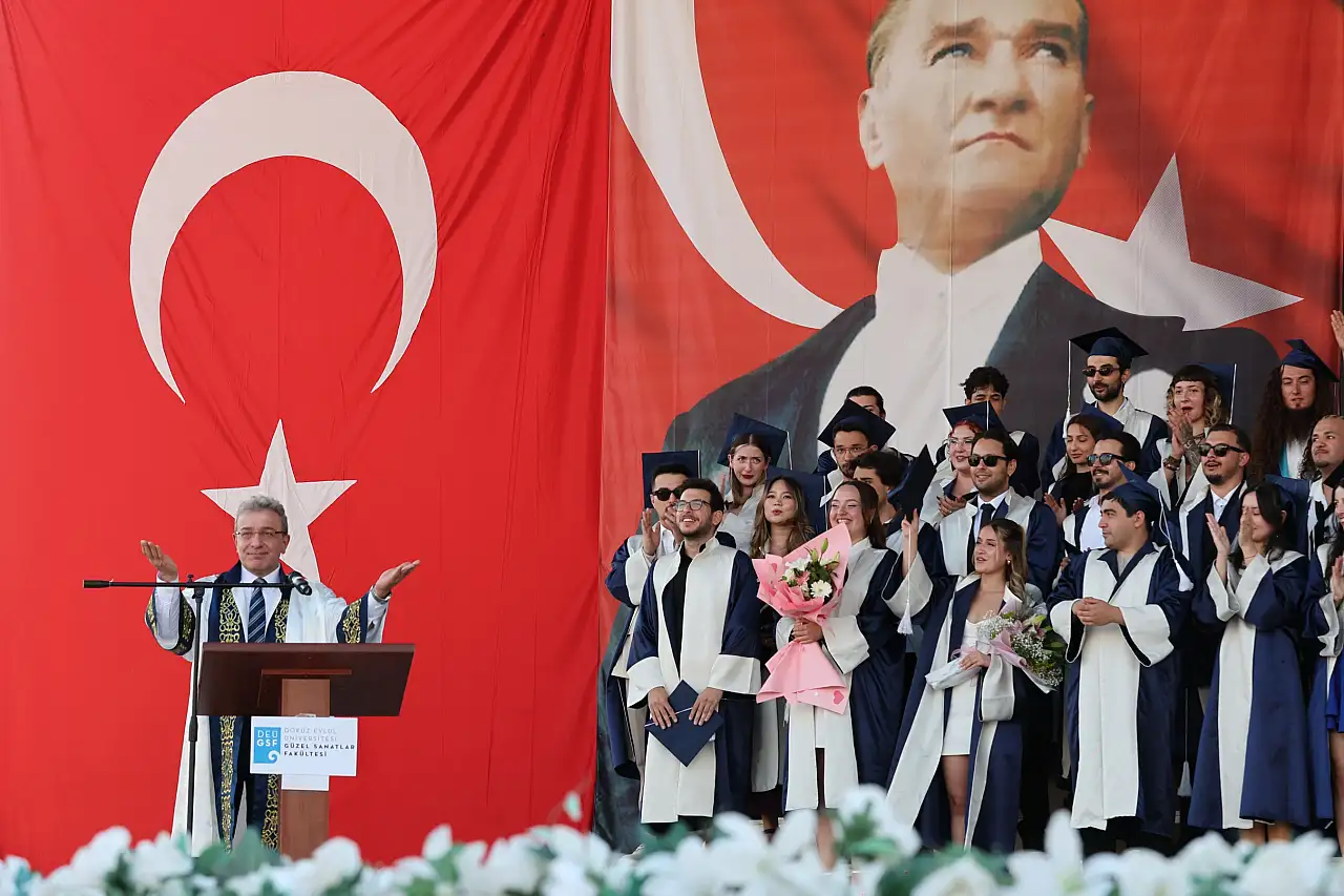 DEÜ mezuniyetinde dikkat çeken an: Başkan Tugay eşine çiçek verdi