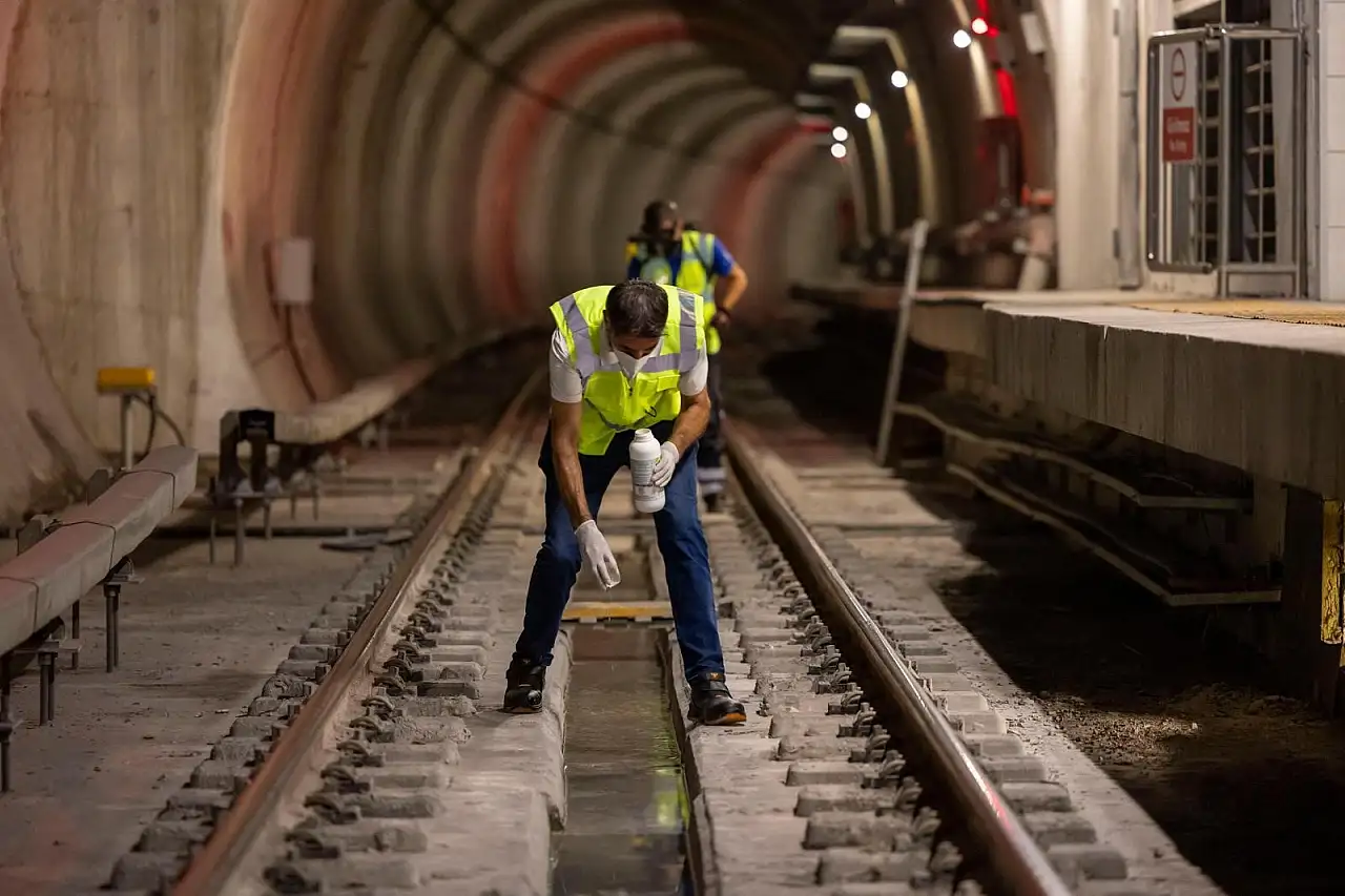 Metro seferleri bitiyor, ekiplerin mesaisi başlıyor! İzmir'de gece operasyonu