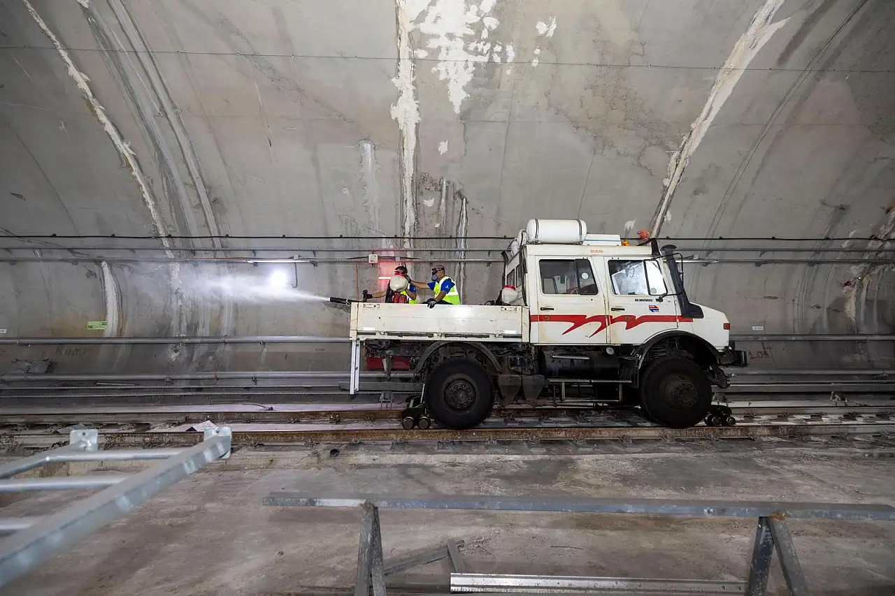 Metro seferleri bitiyor, ekiplerin mesaisi başlıyor! İzmir'de gece operasyonu