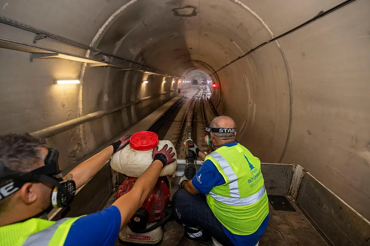 Metro seferleri bitiyor, ekiplerin mesaisi başlıyor! İzmir'de gece operasyonu
