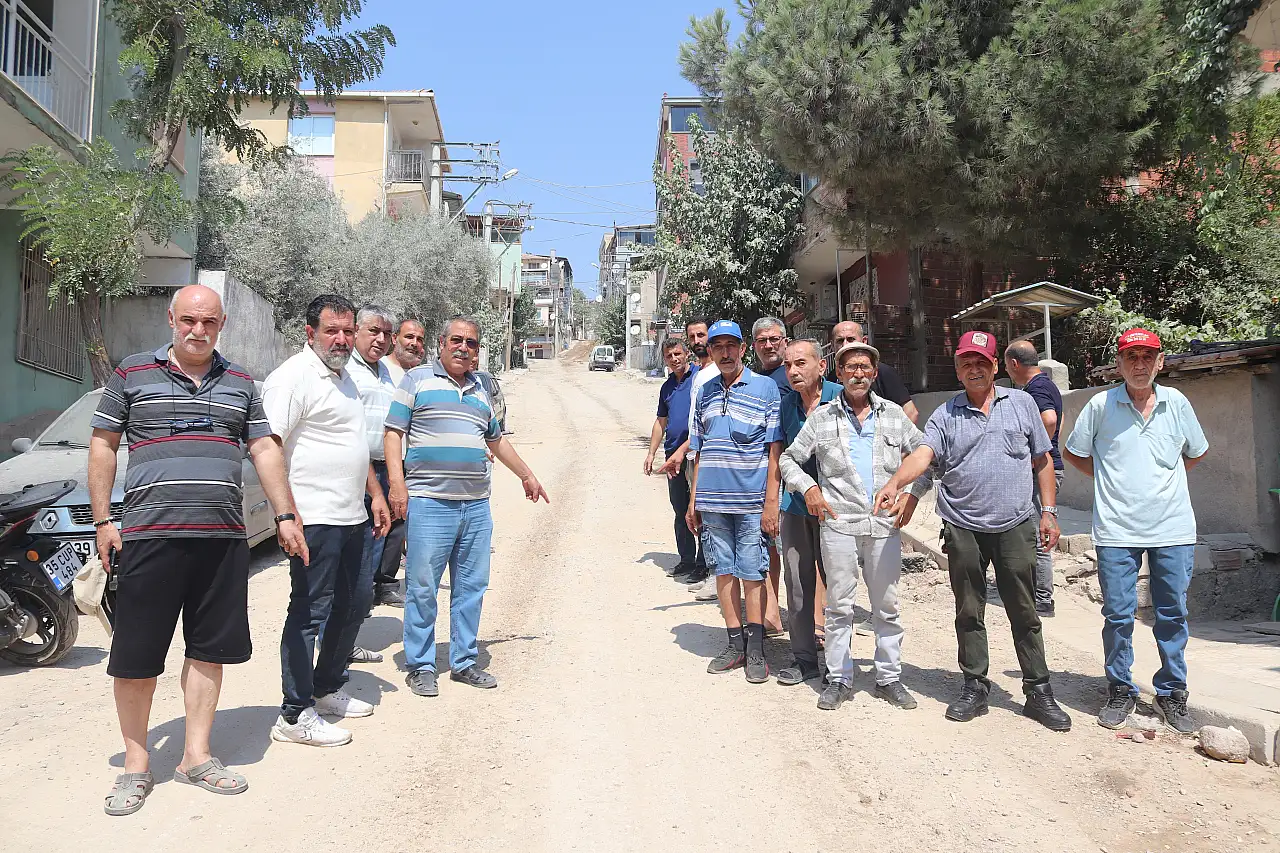 Bayraklı'da yollar vatandaşı isyan ettirdi! Çareyi halı sermekte buldular