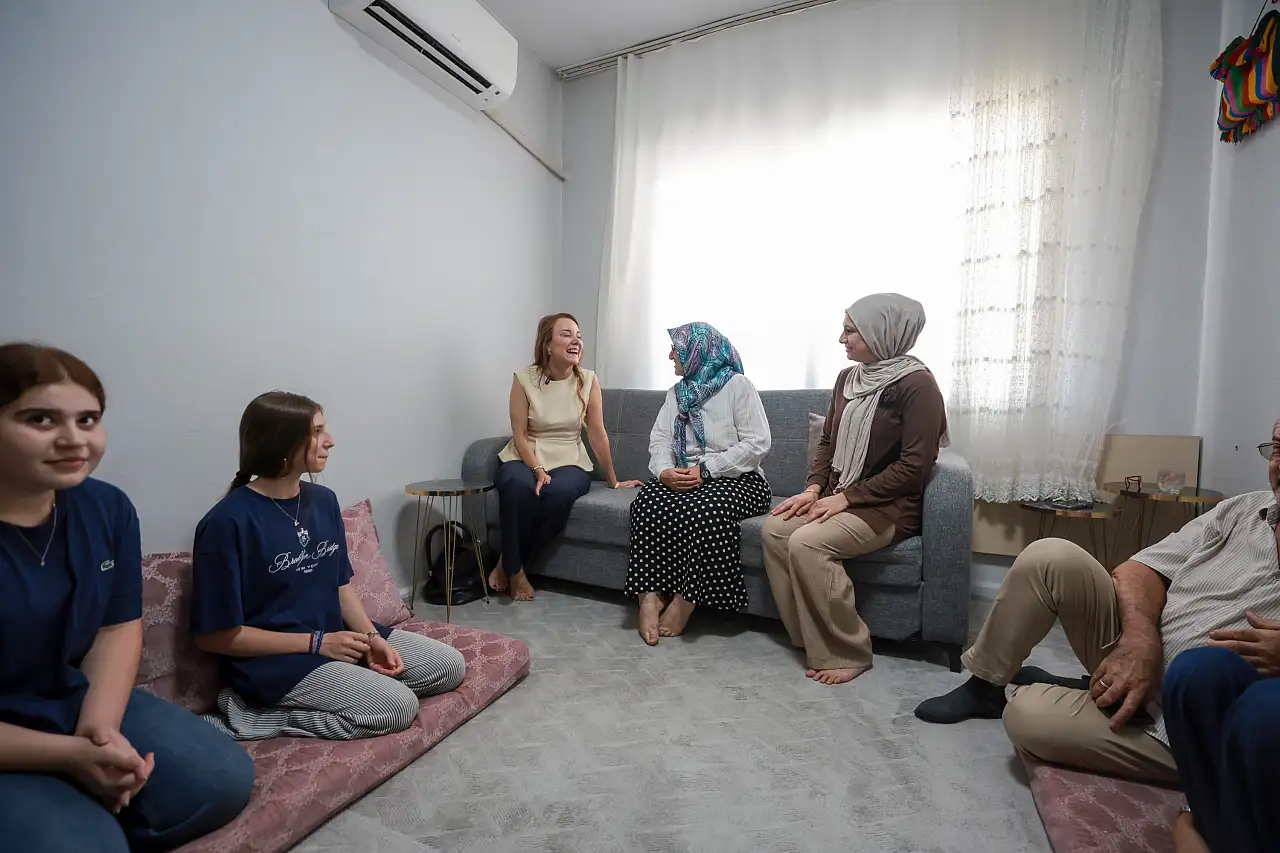 Başkan Mutlu'dan Konak'ta ev ev komşu ziyareti