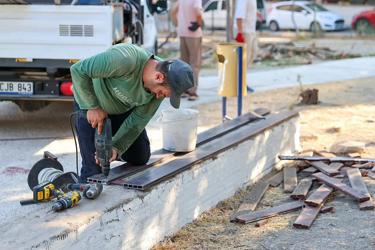 Buca'da park ve yeşil alanlara kapsamlı bakım