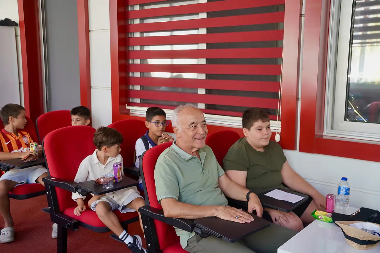 Meclis salonunda bu kez çocuklar vardı! Seferihisar için taleplerini sıraladılar