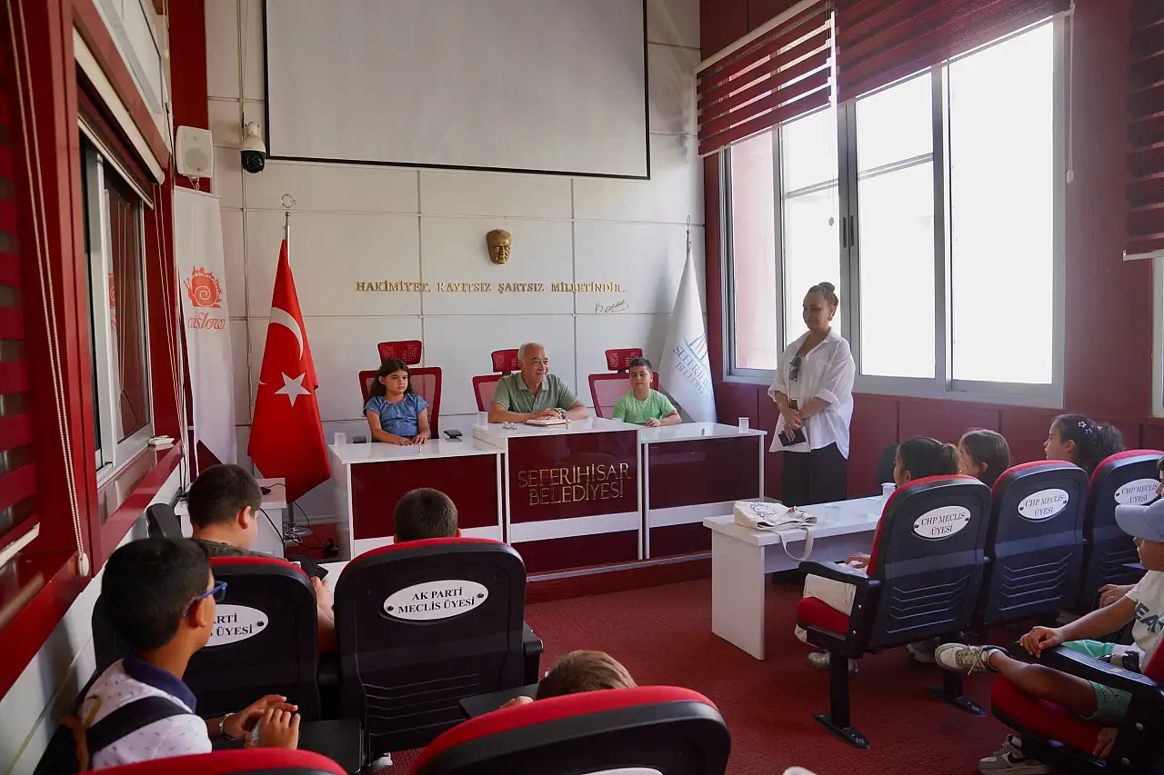 Meclis salonunda bu kez çocuklar vardı! Seferihisar için taleplerini sıraladılar