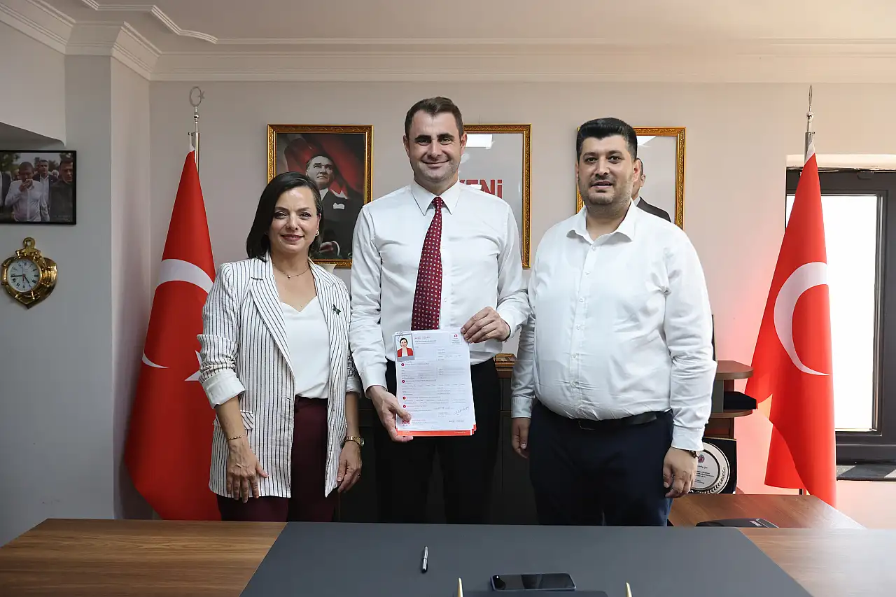 YENİ Parti İzmir'de büyüyor: Helil Kınay ve 17 üye rozet taktı
