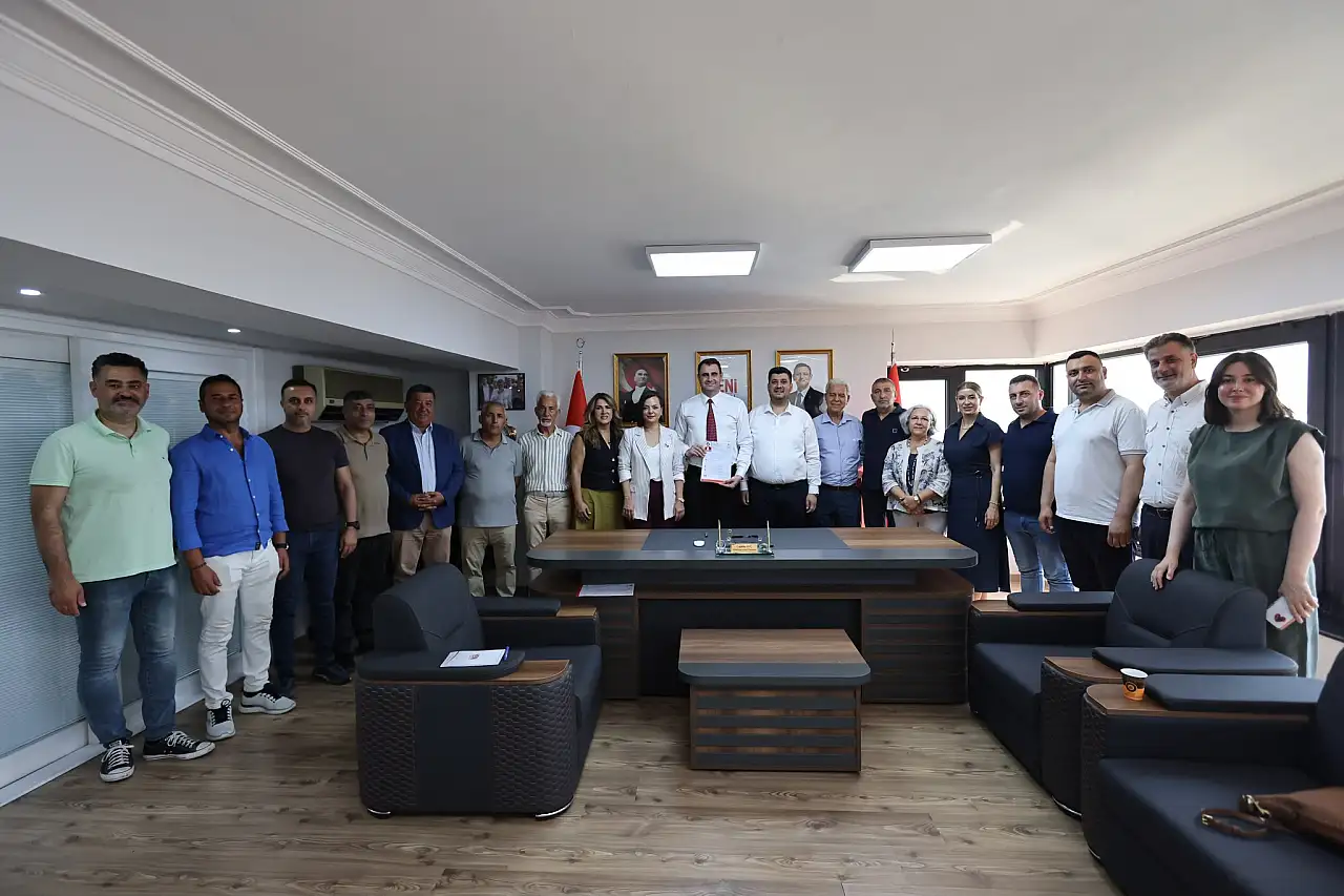 YENİ Parti İzmir'de büyüyor: Helil Kınay ve 17 üye rozet taktı