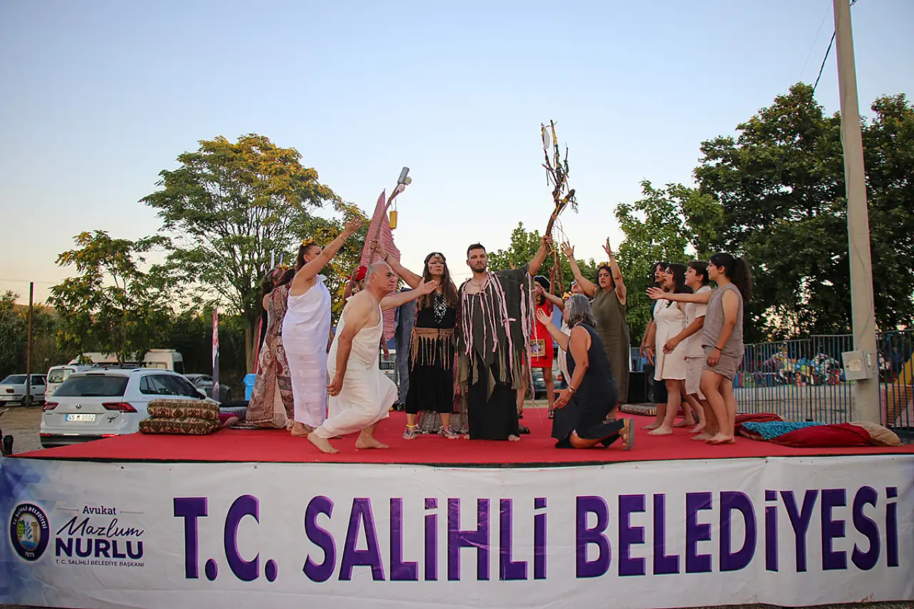 Sardes'te tiyatronun imece ruhu binlerce yıllık tarihle buluştu