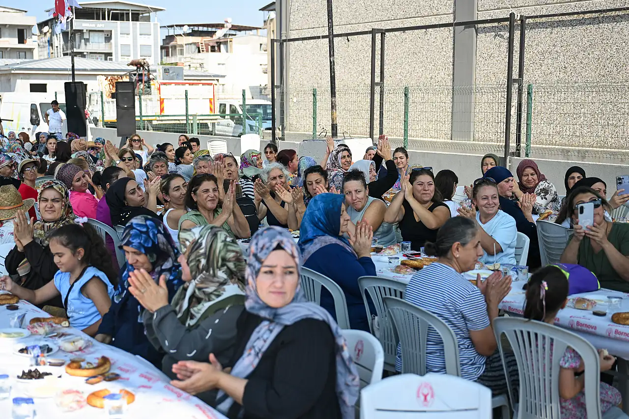 Bornova'da topraktan sofraya uzanan bereket: İlk hasat yapıldı