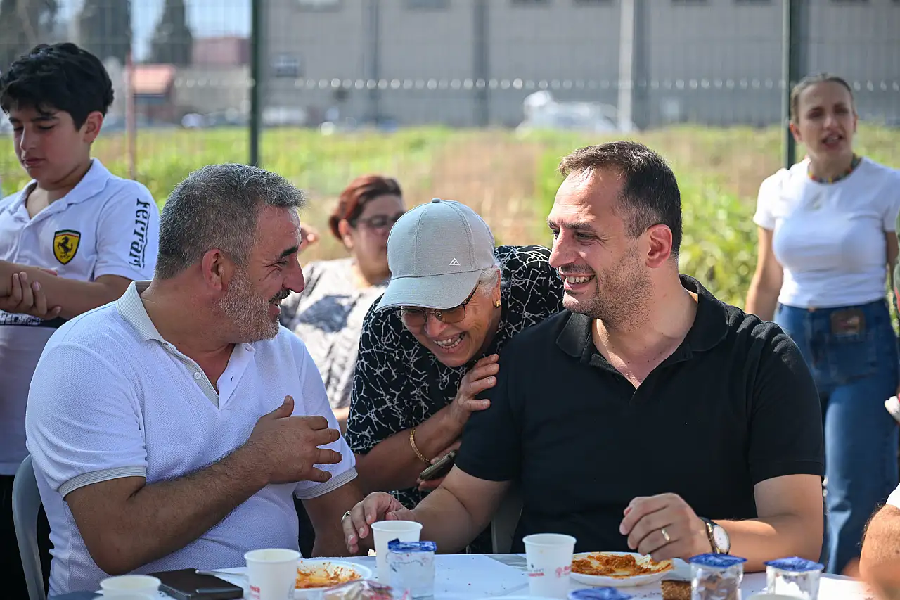 Bornova'da topraktan sofraya uzanan bereket: İlk hasat yapıldı