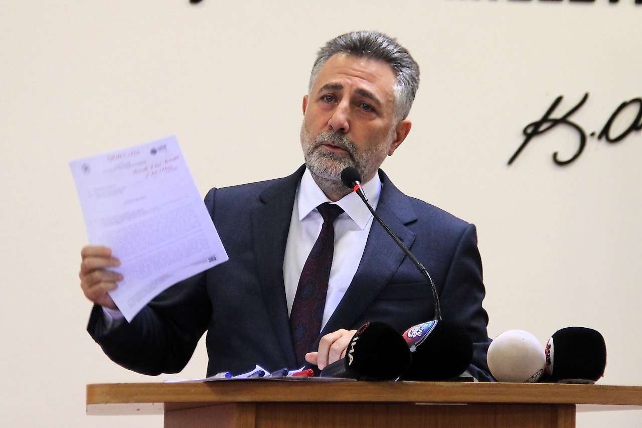 Bayraklı Belediyesi operasyonunda 15 tutuklama: Eski başkan ve oğlu da cezaevinde