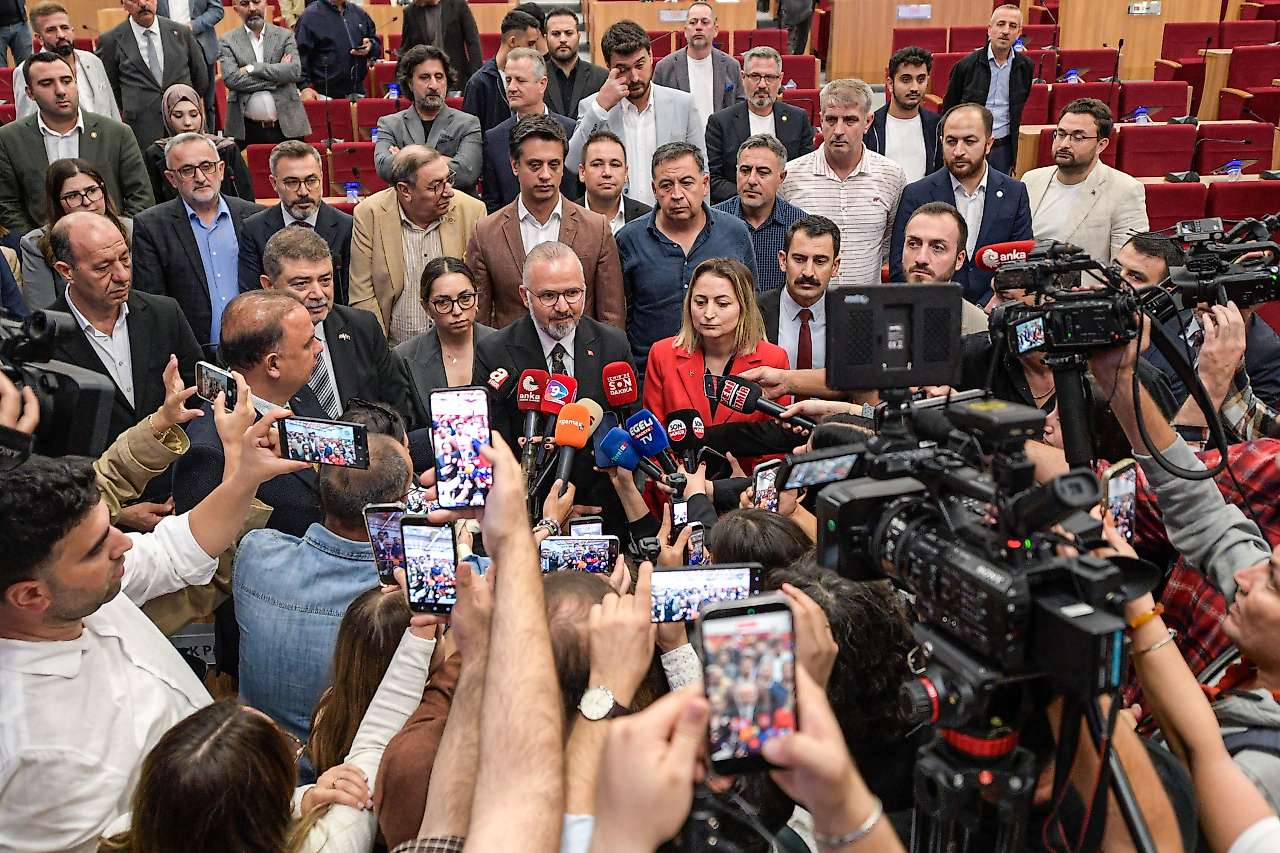 İzmir Büyükşehir Meclisi'nde yeter sayı krizi: 90 dakika düzenlemesi görüşülemedi