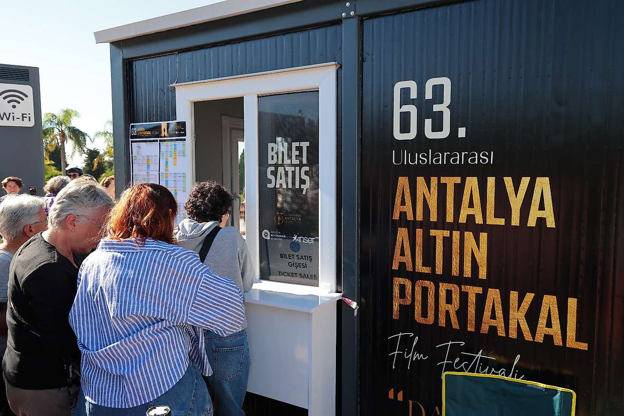 Altın Portakal biletlerine yoğun ilgi: Gişede uzun kuyruklar oluştu