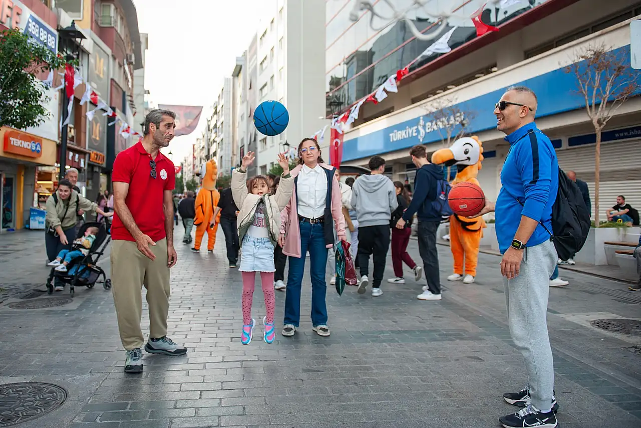 Karşıyaka çarşısında basketbol heyecanı: Hergele meydanına pota kuruldu