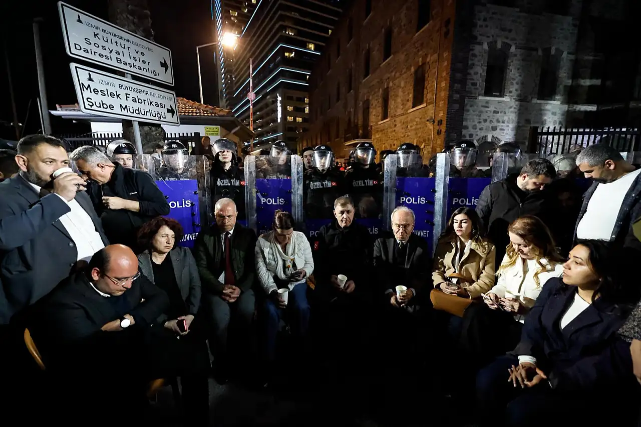 Meslek Fabrikası önünde nöbet sürüyor, Tugay'dan 'gitmiyoruz' çıkışı