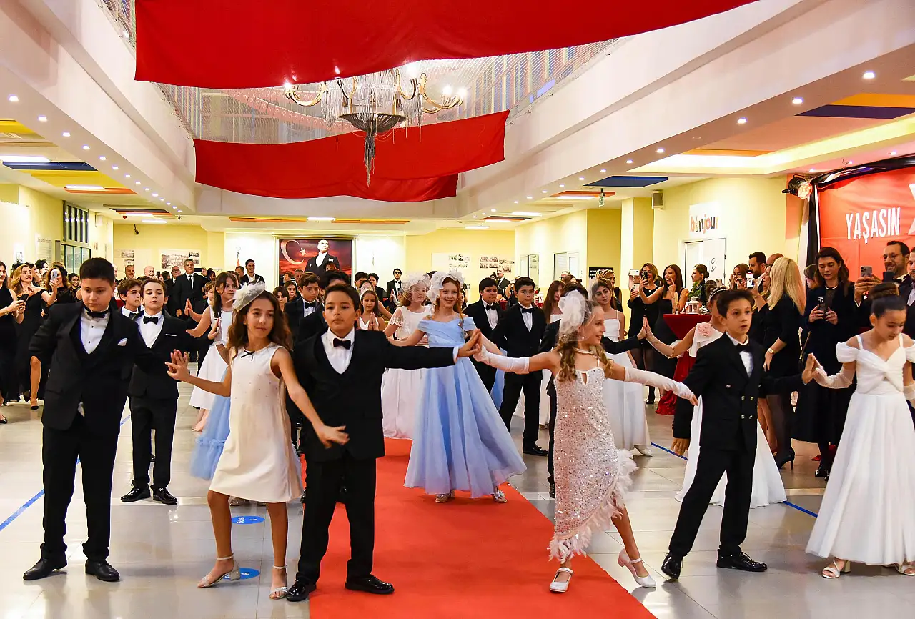 Özel Piri Reis okullarında Cumhuriyet'in çınarları geleneksel Cumhuriyet balosunda buluştu