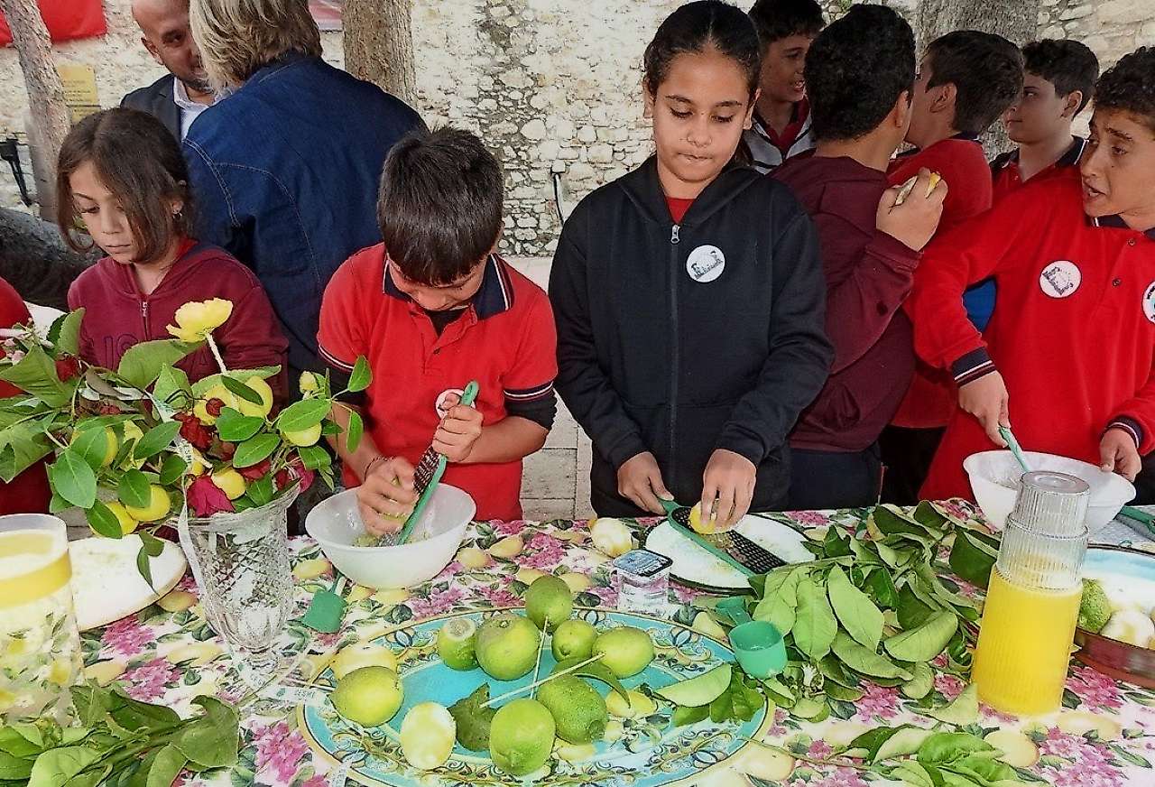 Çeşme Kalesi'nde çocuklar Limonata Atölyesiyle hem eğlendi hem öğrendi