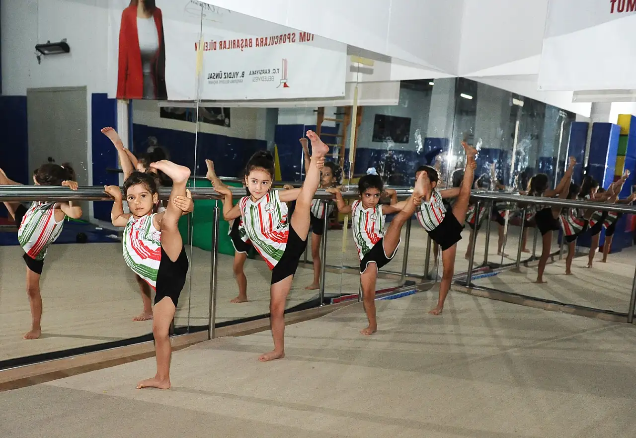 Karşıyaka'da çocuklar yazı sporla geçiriyor