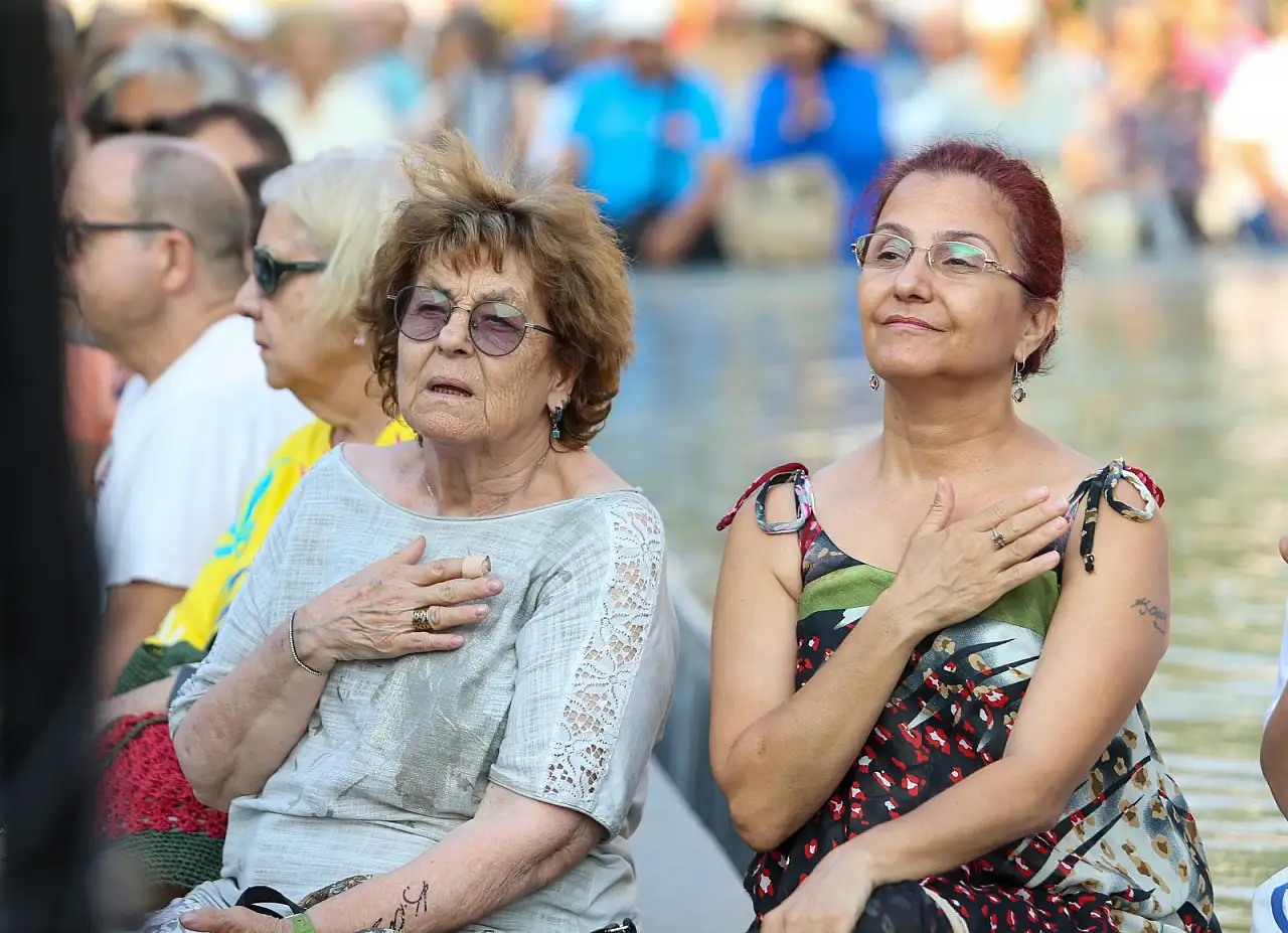 Karşıyaka aşurenin bereketini paylaştı