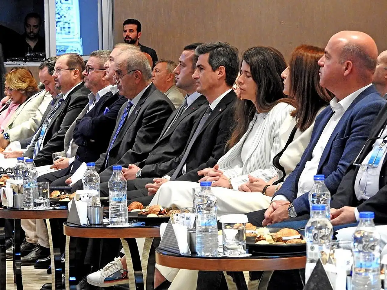 Çeşme'nin turizm geleceği zirvede şekillendi: 'Rakibimiz Bodrum değil, Mykonos olmalı'