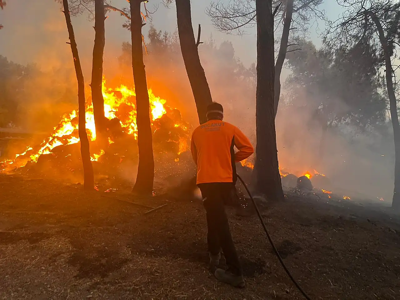 Buca'da gece boyu alevlerle mücadele