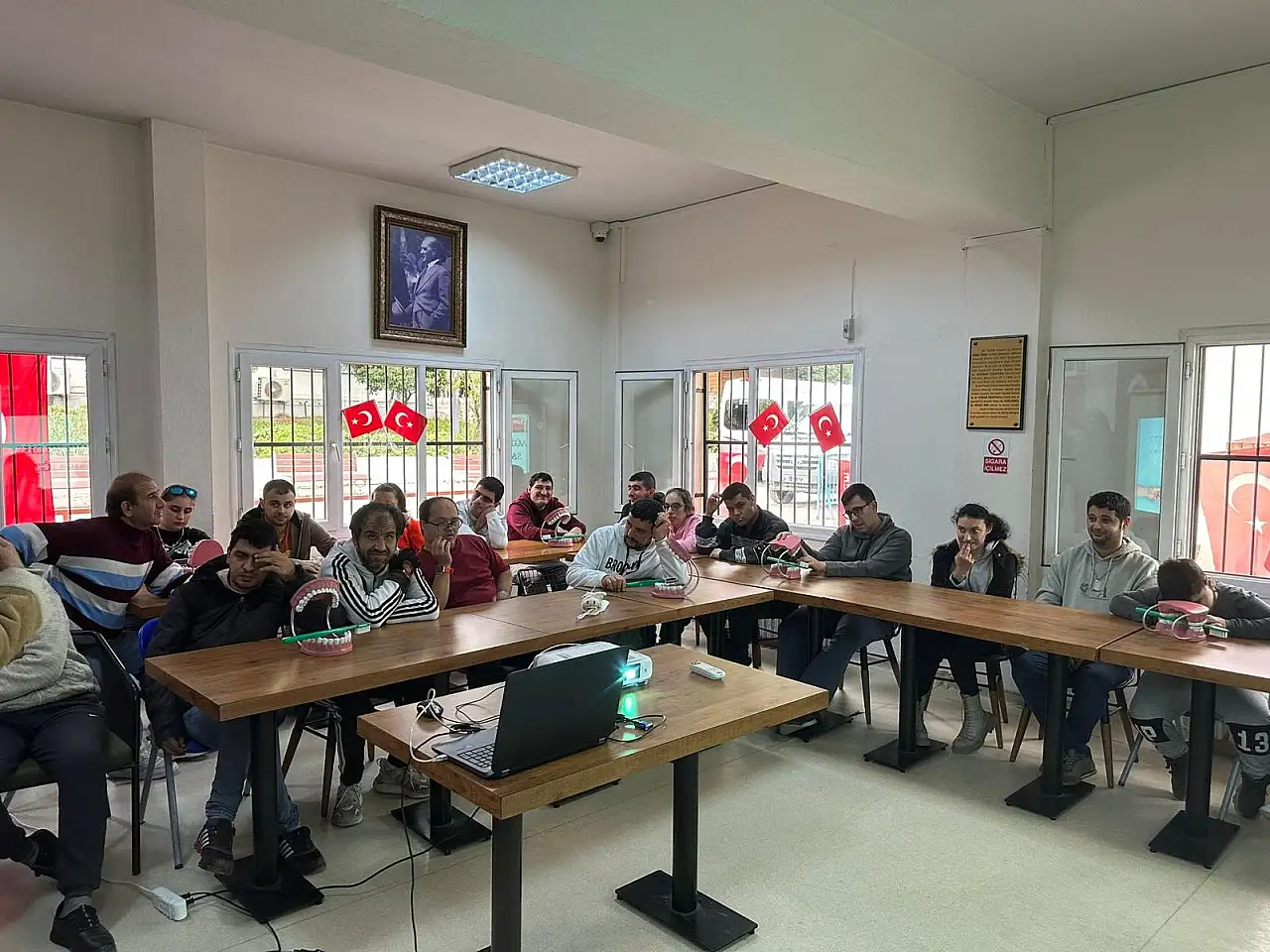Engelsiz yaşam köyünde özel gereksinimli bireylere ağız ve diş sağlığı eğitimi
