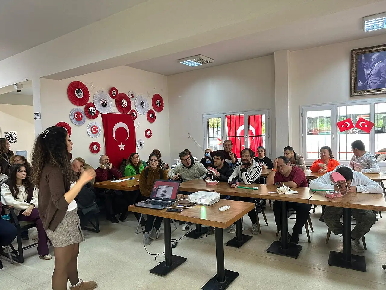 Engelsiz yaşam köyünde özel gereksinimli bireylere ağız ve diş sağlığı eğitimi