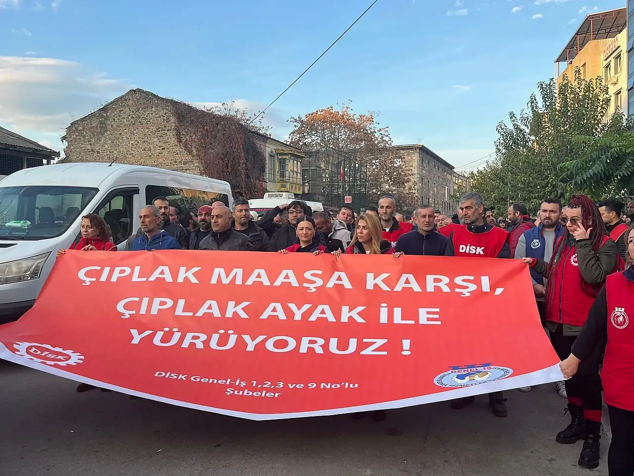 İşçiler iş bıraktı, çıplak ayakla yürüdü
