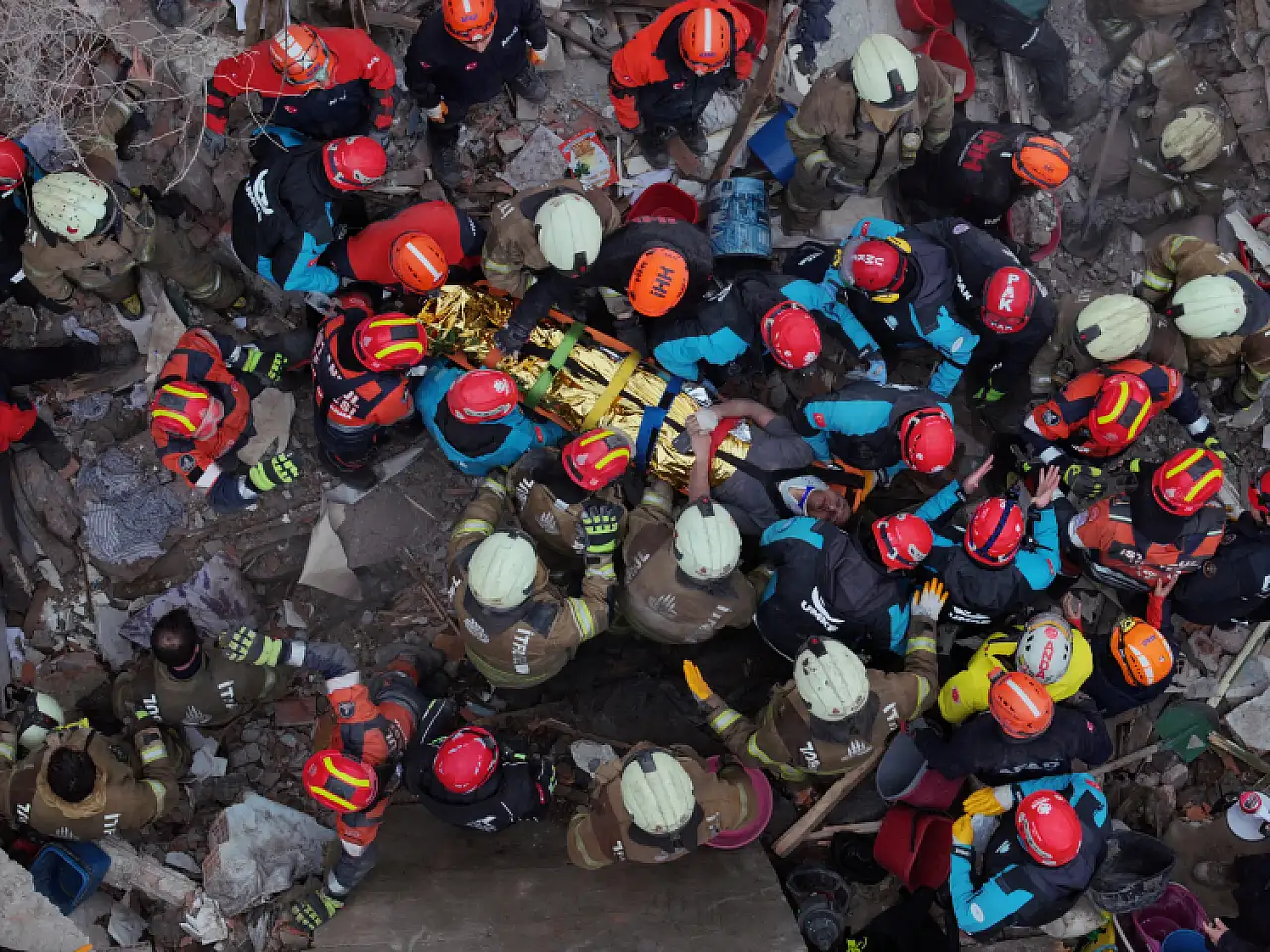 Fatih'te doğal gaz patlaması iki binayı yıktı: 1 ölü, 10 yaralı