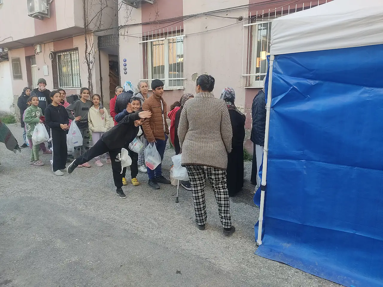 Karayazılılar Derneği'nden Bayraklı'da gönül sofrası: Yıllardır süren dayanışma geleneği büyüyerek devam ediyor