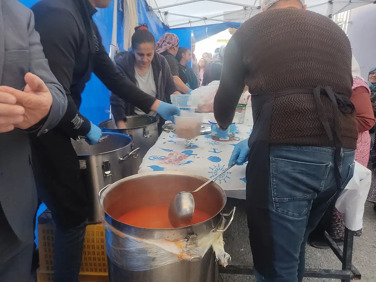 Karayazılılar Derneği'nden Bayraklı'da gönül sofrası: Yıllardır süren dayanışma geleneği büyüyerek devam ediyor