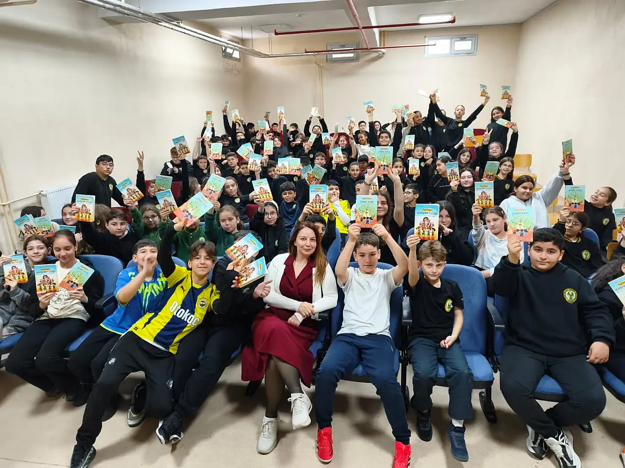 İzmir'de mitoloji rüzgarı: Gülşah Elikbank öğrencilerle buluştu