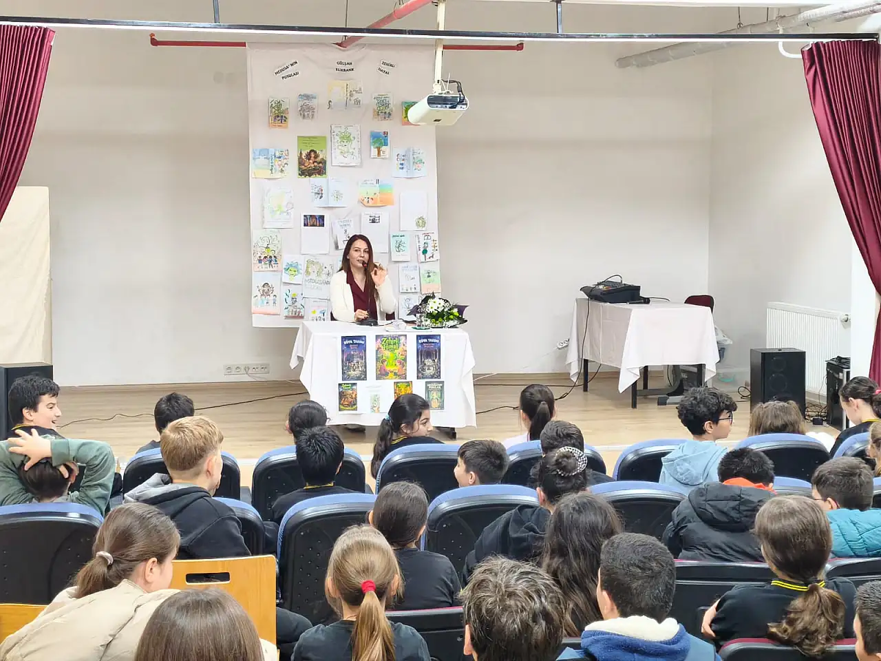 İzmir'de mitoloji rüzgarı: Gülşah Elikbank öğrencilerle buluştu