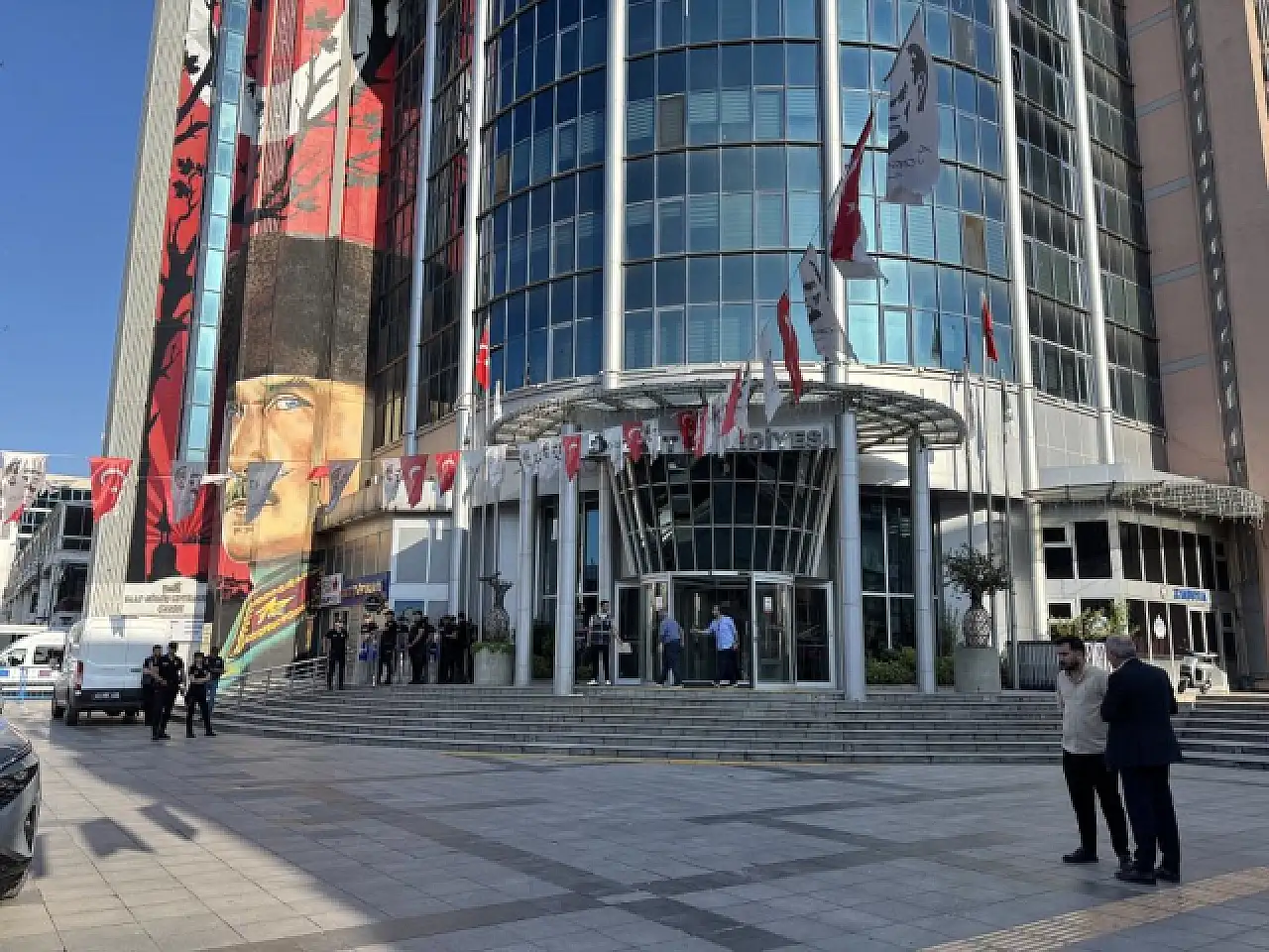 Başkan ve eşi gözaltına alındı