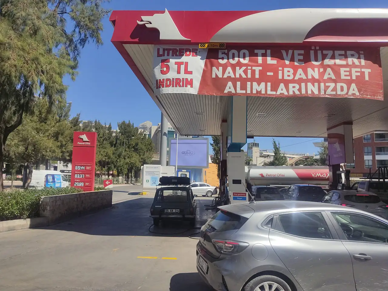 İzmir'de o benzinlik fiyat düşürdü