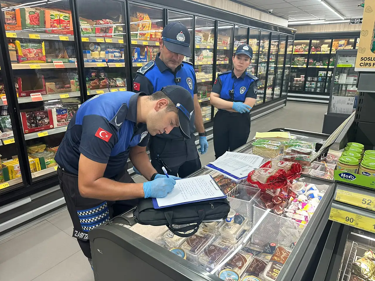 Zabıta kapı kapı gezdi: Güzelbahçe'de dikkat çeken sonuç