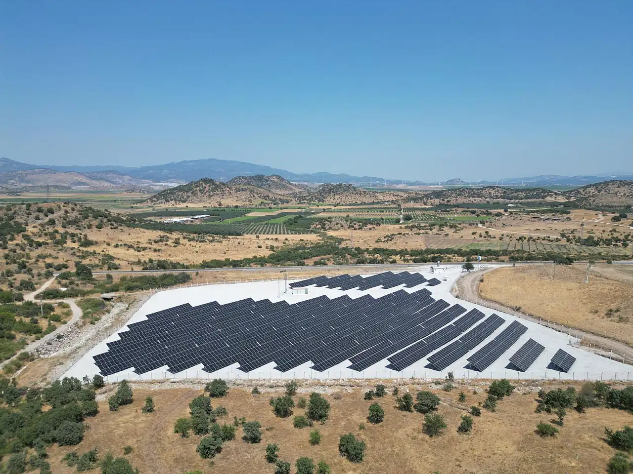 Dikili'de güneş yatırımı meyvesini verdi: Elektrik üretimi başladı