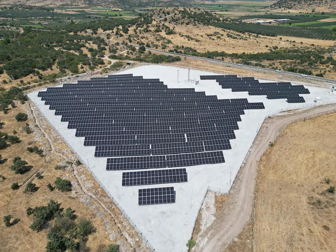Dikili'de güneş yatırımı meyvesini verdi: Elektrik üretimi başladı