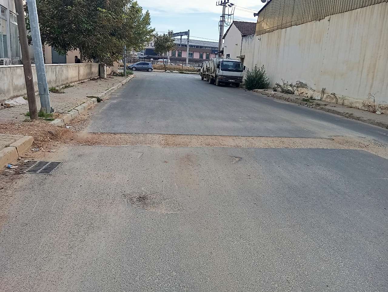 Rehabilitasyon merkezinin yanındaki yol tehlike saçıyor