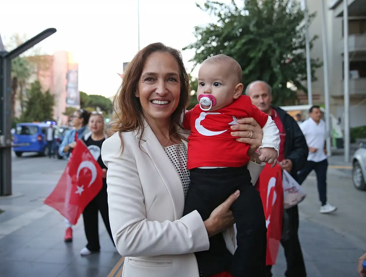 Yeni bebek sahibi olan ailelere Karşıyaka'dan destek