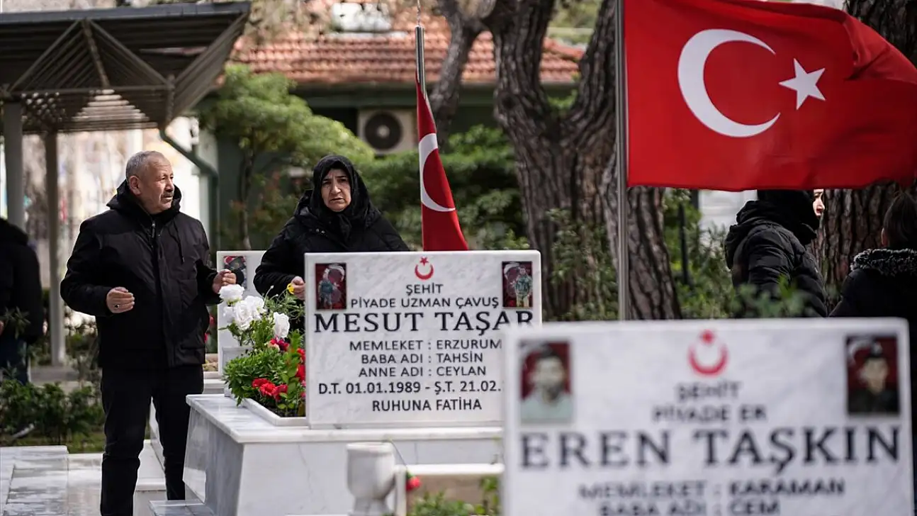 Bayram sabahı İzmir'de şehitlikte hüzün ve gurur buluştu
