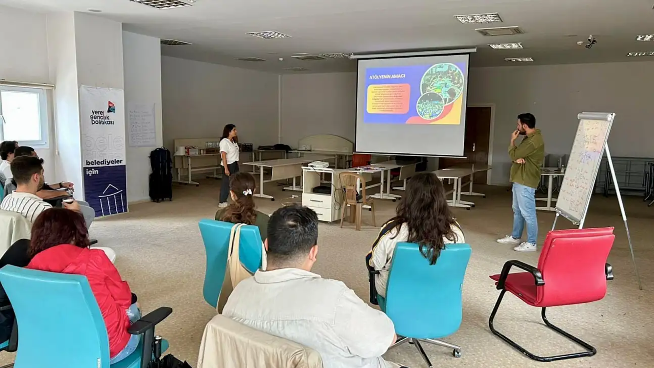 Gençler yerel yönetimleri öğreniyor: 'Belediye Nasıl Çalışır' oturumu İzmir'de